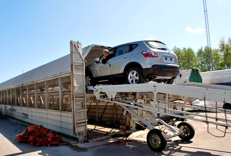 Сколько стоит транспортировка жд сеткой легковой машины  из Екатеринбурга в Хабаровск